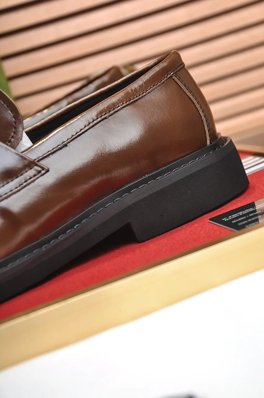 Men's shoes💰540💶Italy's top luxury men's shoe giant (GUCCI) (Gucci) (full cowhide lining) new arrival🍃Original European style🔰 Pleasant to the eye😍In order to make the shoes more durable and non-deformable🌀The production continues to follow traditional methods but there is still no lack of innovation💪Choose original sheepskin for the leather♻️ Smooth and natural And extra bright ⭐Made of imported cowhide, the first choice of rich people 38-45 (45 customized)